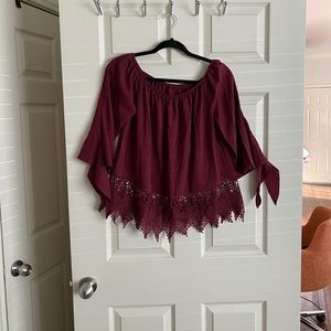 Guipure lace hem knot cut off shoulder top